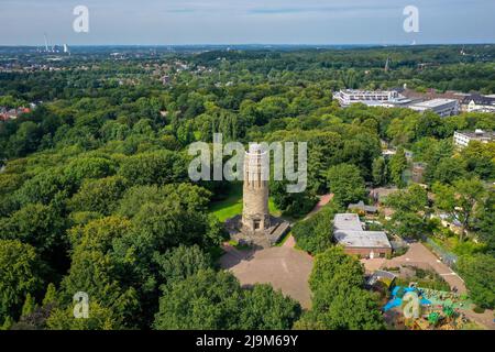 Bochum, Rhénanie-du-Nord-Westphalie, Allemagne - Stadtpark Bochum avec la Tour Bismarck, une tour de 33 mètres de haut en grès de Ruhr inaugurée en 1910. Le Banque D'Images