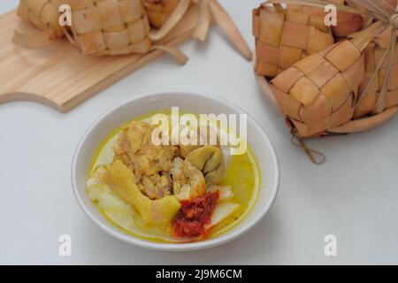 Opar Ayam est servi sur fond blanc. L'Opor est une cuisine indonésienne traditionnelle à base de poulet cuit avec une sauce au lait de coco Banque D'Images