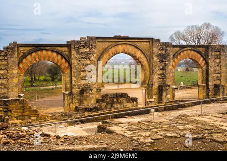 Bab al-Sudda, le grand portique de l'est qui a servi d'entrée cérémonielle à l'Alcazar - Madinat al-Zahra (la ville brillante) - Cordoue, Espagne Banque D'Images