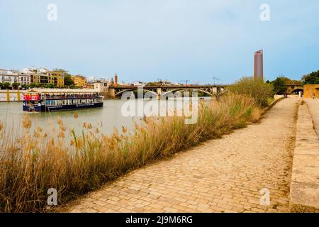Un bateau le long du fleuve Guadalquivir - Séville, Espagne Banque D'Images