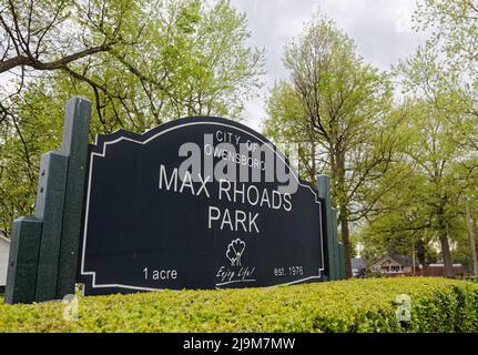 Un panneau Max Rhoads Park attend d'être changé dans le nouveau parc Moneta sleet Jr. Le dimanche 24 avril 2022 à Owensboro, comté de Daviess, KY, ÉTATS-UNIS. Initialement nommé 7th et Walnut Street Park en 1976, le parc de 1,21 hectares du quartier nord-ouest d'Owensboro a été renommé Max Rhoads Park en mars 1982 pour honorer l'employé de longue date de la ville Max N. Rhoads, Puis rebaptisé Moneta sleet Jr. Park en avril 2022 pour honorer le photojournaliste qui a grandi dans le même quartier et est devenu le premier Black nommé récipiendaire d'un prix Pulitzer pour le journalisme. (Photo APEX MediaWire par Billy Suratt) Banque D'Images