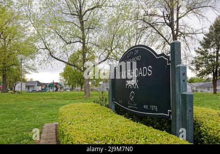 Un panneau Max Rhoads Park attend d'être changé dans le nouveau parc Moneta sleet Jr. Le dimanche 24 avril 2022 à Owensboro, comté de Daviess, KY, ÉTATS-UNIS. Initialement nommé 7th et Walnut Street Park en 1976, le parc de 1,21 hectares du quartier nord-ouest d'Owensboro a été renommé Max Rhoads Park en mars 1982 pour honorer l'employé de longue date de la ville Max N. Rhoads, Puis rebaptisé Moneta sleet Jr. Park en avril 2022 pour honorer le photojournaliste qui a grandi dans le même quartier et est devenu le premier Black nommé récipiendaire d'un prix Pulitzer pour le journalisme. (Photo APEX MediaWire par Billy Suratt) Banque D'Images