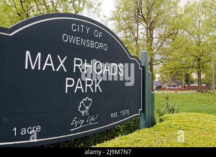 Un panneau Max Rhoads Park attend d'être changé dans le nouveau parc Moneta sleet Jr. Le dimanche 24 avril 2022 à Owensboro, comté de Daviess, KY, ÉTATS-UNIS. Initialement nommé 7th et Walnut Street Park en 1976, le parc de 1,21 hectares du quartier nord-ouest d'Owensboro a été renommé Max Rhoads Park en mars 1982 pour honorer l'employé de longue date de la ville Max N. Rhoads, Puis rebaptisé Moneta sleet Jr. Park en avril 2022 pour honorer le photojournaliste qui a grandi dans le même quartier et est devenu le premier Black nommé récipiendaire d'un prix Pulitzer pour le journalisme. (Photo APEX MediaWire par Billy Suratt) Banque D'Images