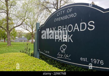 Un panneau Max Rhoads Park attend d'être changé dans le nouveau parc Moneta sleet Jr. Le dimanche 24 avril 2022 à Owensboro, comté de Daviess, KY, ÉTATS-UNIS. Initialement nommé 7th et Walnut Street Park en 1976, le parc de 1,21 hectares du quartier nord-ouest d'Owensboro a été renommé Max Rhoads Park en mars 1982 pour honorer l'employé de longue date de la ville Max N. Rhoads, Puis rebaptisé Moneta sleet Jr. Park en avril 2022 pour honorer le photojournaliste qui a grandi dans le même quartier et est devenu le premier Black nommé récipiendaire d'un prix Pulitzer pour le journalisme. (Photo APEX MediaWire par Billy Suratt) Banque D'Images