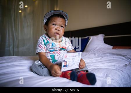 Katmandou, Népal. 24th mai 2022. Dor Bahadur Khapangi (18 ans) montre sa carte d'identité de citoyenneté avant de recevoir un certificat officiel Guinness World Records pour être l'adolescent le plus court vivant à Katmandou. Né le 14th novembre 2004, Khapangi mesure en moyenne 73,43 cm (2 pi 4,9 pouces). Crédit : SOPA Images Limited/Alamy Live News Banque D'Images