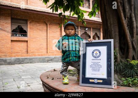 Katmandou, Népal. 24th mai 2022. Dor Bahadur Khapangi (18 ans) a reçu un certificat officiel Guinness World Records pour avoir été l'adolescent le plus court vivant à Katmandou. Né le 14th novembre 2004, Khapangi mesure en moyenne 73,43 cm (2 pi 4,9 pouces). Crédit : SOPA Images Limited/Alamy Live News Banque D'Images