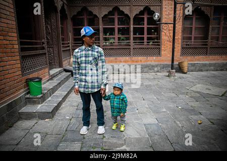 Katmandou, Népal. 24th mai 2022. Dor Bahadur Khapangi (18 ans) avec son frère aîné Nar Bahadur Khapangi Magar vu avant de recevoir un certificat officiel Guinness World Records pour être le plus petit adolescent vivant à Katmandou. Né le 14th novembre 2004, Khapangi mesure en moyenne 73,43 cm (2 pi 4,9 pouces). Crédit : SOPA Images Limited/Alamy Live News Banque D'Images