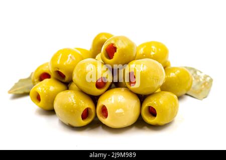 Olives vertes farcies de poivrons. Olives naturelles poivrées sur fond blanc isolé. Alimentation saine. Gros plan Banque D'Images