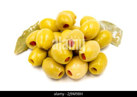 Olives vertes farcies de poivrons. Olives naturelles poivrées sur fond blanc isolé. Alimentation saine. Gros plan Banque D'Images