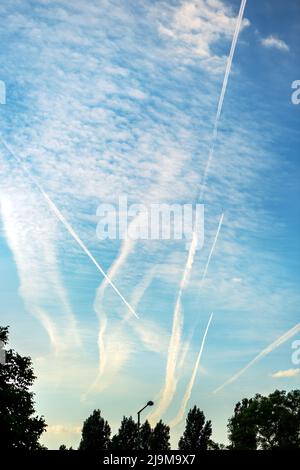 Piste d'avion ou piste de vapeur sur le ciel bleu depuis le dessous Banque D'Images