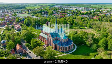 Vue d'ensemble aérienne du bâtiment Minster et du parc environnant de Bad Doberan (Allemagne) Banque D'Images