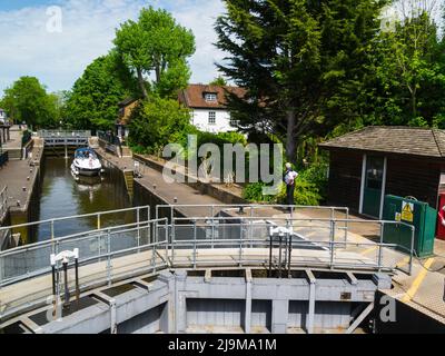 Bateau à moteur à l'écluse de Boulter construit en 1912 sur la Tamise en attendant que l'écluse remplisse pour un voyage ultérieur vers Marlow Maidenhead Berkshire Angleterre Royaume-Uni Banque D'Images