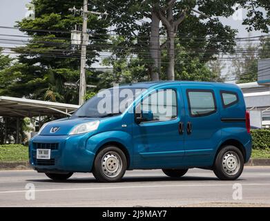 Chiangmai, Thaïlande - avril 21 2022 : métro Mini Van Peugeot Bipper. Sur la route no.121 dans la ville de chiangmai. Banque D'Images