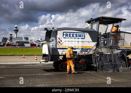 2022-05-24 13:21:17 SCHIPHOL - les employés effectuent des opérations d'entretien importantes sur l'Aalsmeerbaan. Au cours de l'entretien, la majeure partie de la piste, une zone de cinquante terrains de football, sera donné de l'asphalte neuf. En outre, 1650 nouvelles lampes LED seront installées dans l'asphalte, 50 kilomètres de câblage seront posés et 17 kilomètres de marquages seront appliqués. ANP RAMON VAN FLYMEN pays-bas sortie - belgique sortie Banque D'Images