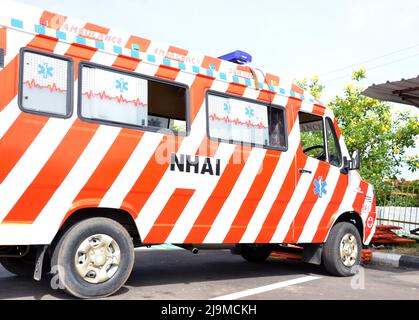 Le véhicule d'ambulance d'urgence de l'autorité nationale des autoroutes de l'Inde (NHAI) stationné sur la route capturée sur une autoroute à Chennai, en Inde. Banque D'Images