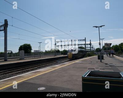 Train à grande vitesse Intercity Great Western Railway passant par la gare de Maidenhead Berkshire Angleterre Royaume-Uni Banque D'Images