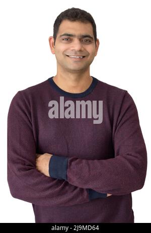 Portrait d'un jeune Indien beau debout avec les mains pliées sur fond blanc. Banque D'Images