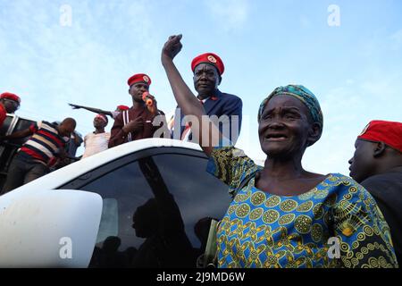 Un partisan du leader ougandais de l'opposition, Bobi Wine, réagit pendant la campagne de l'élection partielle dans le comté d'Omoro. PHOTO - Kampala Lookman Banque D'Images