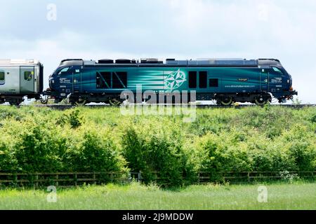 Direct Rail Services classe 68 diesel locomotive no 68008 'Avenger' alimentant un Chiltern Railways Mainline train, Warwickshire, Royaume-Uni Banque D'Images