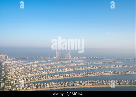 Vue aérienne de Dubai Marina capturée au lever du soleil depuis les îles des palmiers. L'île Palm Jumeirah en forme d'arbre est connue pour ses hôtels fastueux, sa tour chic Banque D'Images