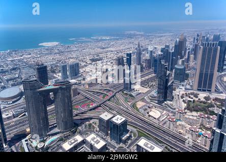 Vue panoramique aérienne des gratte-ciels, des résidences, des tours d'affaires, des hôtels et de la circulation sur la route capturée au sommet de Burj Khalifa Banque D'Images