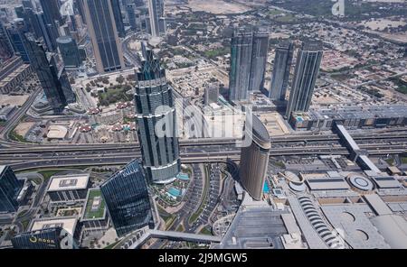 Vue panoramique aérienne des gratte-ciels, des résidences, des tours d'affaires, des hôtels et de la circulation sur la route capturée au sommet de Burj Khalifa Banque D'Images