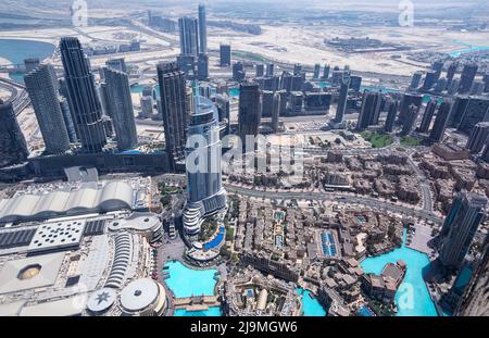 Vue panoramique aérienne des gratte-ciels, des résidences, des tours d'affaires, des hôtels et de la circulation sur la route capturée au sommet de Burj Khalifa Banque D'Images