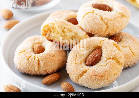 Biscuits doux à l'amaretti typiquement sarde faits maison faits de farine d'amande sur une assiette placée sur une table Banque D'Images