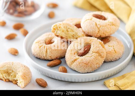 Biscuits doux à l'amaretti typiquement sarde faits maison faits de farine d'amande sur une assiette placée sur une table Banque D'Images