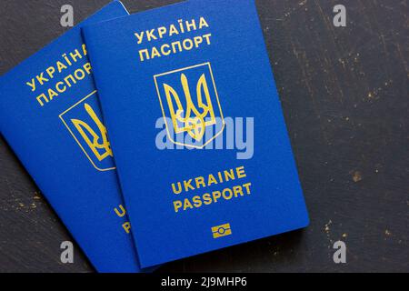 Deux passeports ukrainiens. Passeport international biométrique ukrainien. Banque D'Images