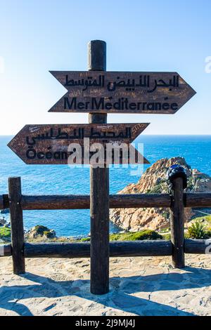 Le point de rencontre de la mer Méditerranée et de l'océan Atlantique à Tanger au Maroc Banque D'Images