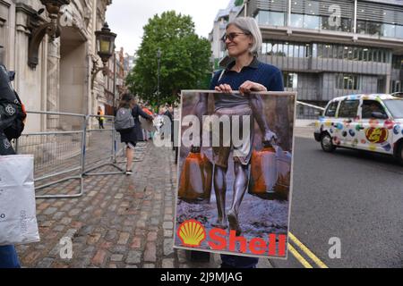 Londres, Angleterre, Royaume-Uni. 24th mai 2022. Le manifestant tient une affiche à la démonstration. Extinction les manifestants de la rébellion se sont rassemblés au Methodist Central Hall Westminster à Londres pour mettre fin à l'assemblée générale annuelle de Shell. (Image de crédit : © Thomas Krych/ZUMA Press Wire) Banque D'Images