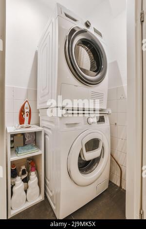 Lave-linge et sèche-linge blancs dans une grande buanderie à la lumière du jour Banque D'Images