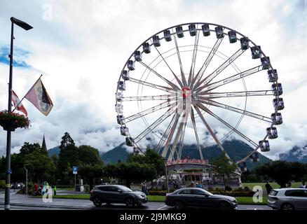 Vue d'une grande roue géante au parc Hohematte à Interlaken , Suisse , face à un ciel nuageux bleu. Banque D'Images