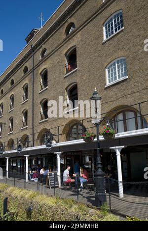 Cafe Restaurant St Katharines Docks Tower Bridge Londres Banque D'Images