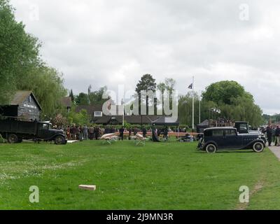 Ensemble de films de BITB Productions à côté de River Thames Henley-on-Thames Oxfordshire Angleterre Royaume-Uni faisant le film de 'The Boys in the Boat' basé en Amérique Banque D'Images