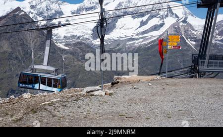 Vue du téléphérique de Blauherd transportant des passagers de la gare de Blauherd au sommet du Rothorn. Banque D'Images