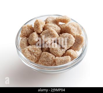 Cubes de sucre de canne à sourcils dans un bol en verre isolé sur fond blanc avec passe-cheveux Banque D'Images