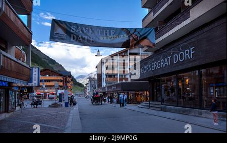 Vue sur les boutiques de souvenirs de la principale rue commerçante de Zermatt, un village sans voiture avec restaurants, maisons de chalet locales et hôtels capturés en été. Banque D'Images