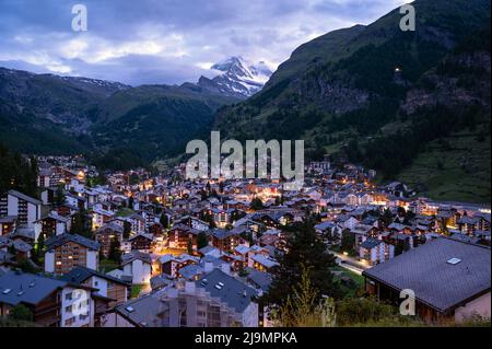 Vue aérienne de la vallée du village de la ville de Zermatt et de Matterhorn Peak capturée pendant l'heure bleue depuis le point de vue de Zermatt Matterhorn. Banque D'Images
