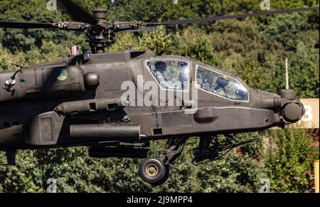 Royal Netherlands Air Force Boeing AH-64 un hélicoptère d'attaque Aphache décollant de la base aérienne de Gilze-Rijen. Pays-Bas - 7 septembre 2016 Banque D'Images