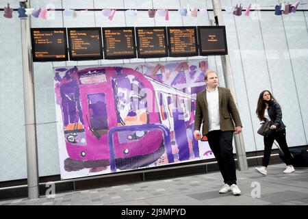 Les passagers peuvent découvrir le tout nouveau système de métro de la gare de Paddington le jour de l'ouverture de la ligne Elizabeth de la capitale, le 24th mai 2022, à Londres, en Angleterre. La ligne Elizabeth est le tout nouveau système ferroviaire souterrain de Londres qui fonctionne entre Paddington et Abbey Wood, mais a ouvert avec controverse trois ans et demi de retard, et 4bn livres de budget en trop. Banque D'Images