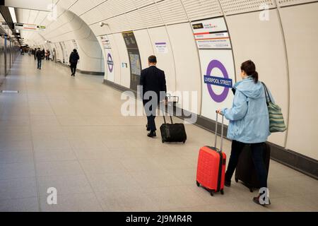 Les passagers et les navetteurs apprennent à naviguer dans un nouveau réseau ferroviaire souterrain le jour où la ligne Elizabeth de la capitale ouvre enfin, le 24th mai 2022, à Londres, en Angleterre. La ligne Elizabeth est le tout nouveau système ferroviaire souterrain de Londres qui fonctionne entre Paddington et Abbey Wood, mais a ouvert avec controverse trois ans et demi de retard, et 4bn livres de budget en trop. Banque D'Images