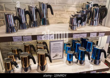 Cafetières et cafetières exposées au magasin Bialetti de Catane, en Sicile. Italie. (129) Banque D'Images