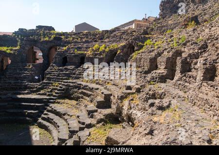 Odeon: Vue de la place en plein air de (le plus petit de deux sur le site) semi-circulaire romain Odeon auditorium théâtre / Théâtre de Catane (Teatro Romano di Catania), Catane, Sicile, Italie. (129) Banque D'Images