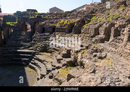 Odeon: Vue de la place en plein air de (le plus petit de deux sur le site) semi-circulaire romain Odeon auditorium théâtre / Théâtre de Catane (Teatro Romano di Catania), Catane, Sicile, Italie. (129) Banque D'Images