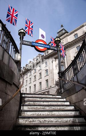 Banderole pour le Jubilé platine de la Reine vue au-dessus de la station de métro Piccadilly à Londres, prise le 21st mai 2022. Banque D'Images