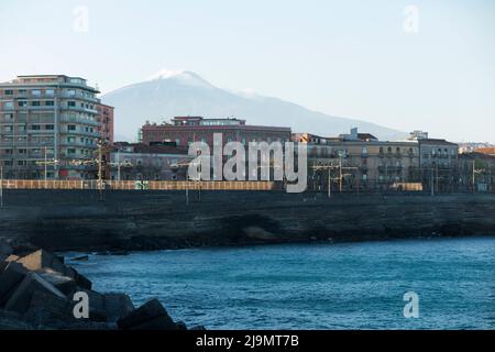 Vue sur la ville de Catane, vue sur l'Etna, le volcan. Sicile. Prise du port et du port lors d'une chaude et ensoleillée soirée de printemps. Italie. (129) Banque D'Images