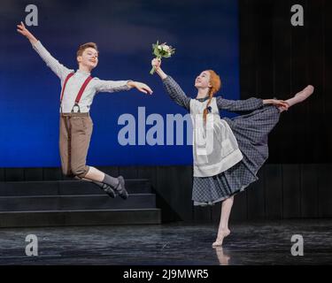 Londres, Royaume-Uni. 24th mai 2022. Annelise Wainwright-Jones (Anne) avec Fyte Skinner dans une scène avec sauts. London Children's Ballet présente un tout nouveau ballet narratif de l'histoire canadienne très appréciée Anne of Green Gables au Sadler's Wells Peacock Theatre. Il raconte l'histoire d'un orphelin vivant et imaginatif de 11 ans qui vit à l'Île-du-Prince-Édouard du Canada, avec une troupe de 48 jeunes danseurs âgés de 9 à 16 ans. Credit: Imagetraceur/Alamy Live News Banque D'Images