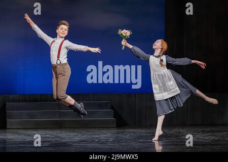 Londres, Royaume-Uni. 24th mai 2022. Annelise Wainwright-Jones (Anne) avec Fyte Skinner dans une scène avec sauts. London Children's Ballet présente un tout nouveau ballet narratif de l'histoire canadienne très appréciée Anne of Green Gables au Sadler's Wells Peacock Theatre. Il raconte l'histoire d'un orphelin vivant et imaginatif de 11 ans qui vit à l'Île-du-Prince-Édouard du Canada, avec une troupe de 48 jeunes danseurs âgés de 9 à 16 ans. Credit: Imagetraceur/Alamy Live News Banque D'Images